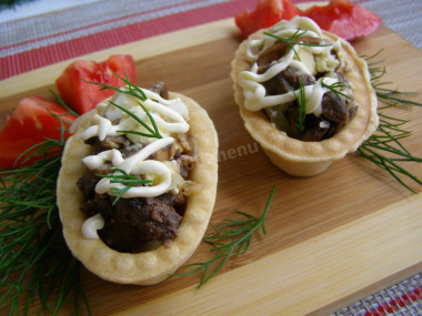 Салат Белорусский с печенью и грибами в тарталетках