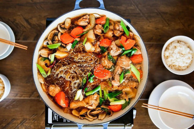 Горячая фунчоза с курицей Горячая фунчоза с курицей