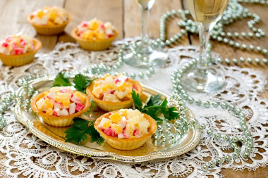 Тарталетки с ананасом и крабовыми палочками Тарталетки с ананасом и крабовыми палочками