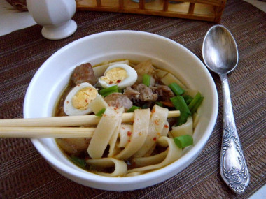 Суп с лапшой и свининой на курином бульоне азиатский