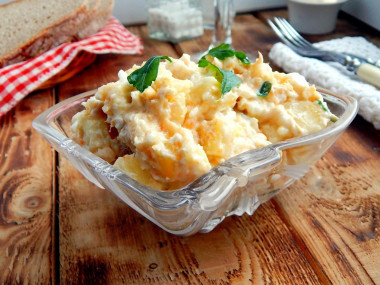 Салат из трески горячего копчения с картофелем классический Салат из трески горячего копчения с картофелем классический