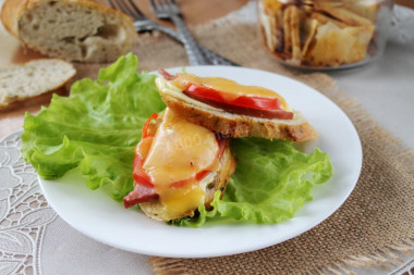 Бутерброды в духовке с вареной колбасой и сыром