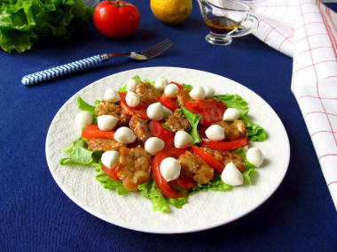 Салат с курицей, помидорами и сыром Салат с курицей, помидорами и сыром