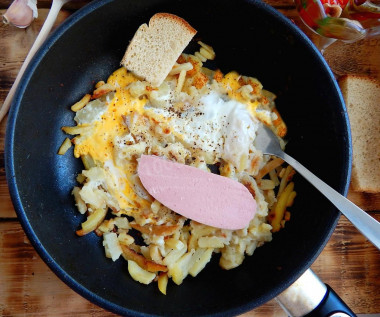 Жареная картошка с яйцом на сковороде