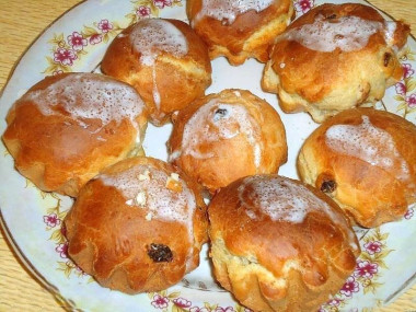 Дрожжевые булочки с изюмом из сдобного теста Дрожжевые булочки с изюмом из сдобного теста