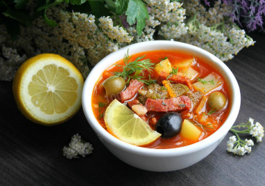 Солянка с копченой колбасой Солянка с копченой колбасой