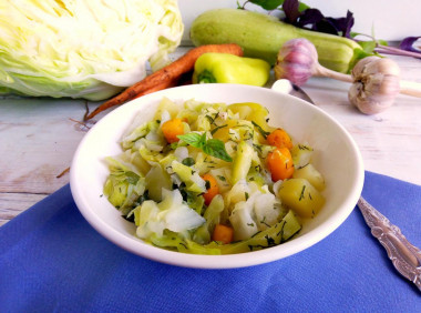 Овощи тушеные на сковороде с картошкой и капустой