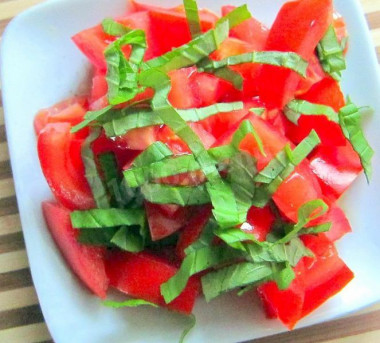 Летний салат из свежих помидоров