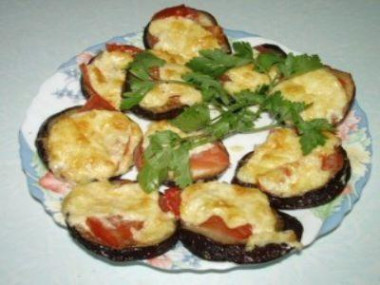 Баклажаны в духовке с твердым сыром, помидорами и зеленью