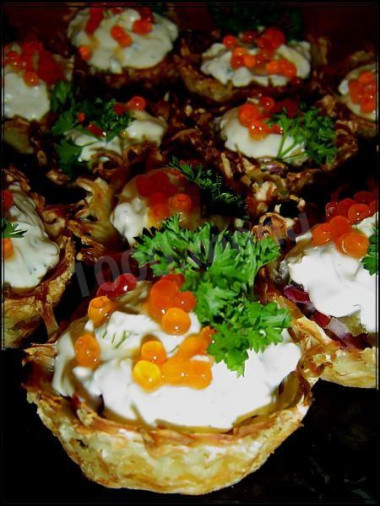 Тарталетки картофельные с селедкой и икрой Тарталетки картофельные с селедкой и икрой