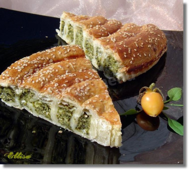 Слоеный пирог со шпинатом, твердым сыром и геркулесом