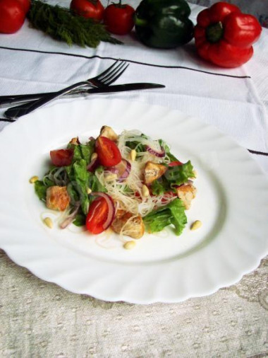Салат с рисовой лапшой, курицей и овощами