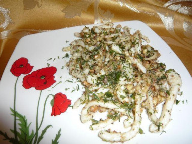 Салат из кальмаров с орехами