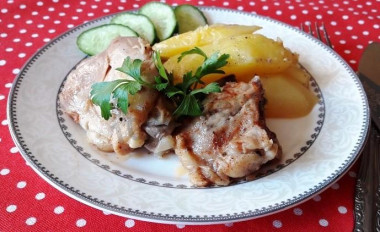 Куриные бедрышки в мультиварке с картошкой Куриные бедрышки в мультиварке с картошкой