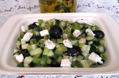 Зелёный греческий салат с сыром фета Зелёный греческий салат с сыром фета