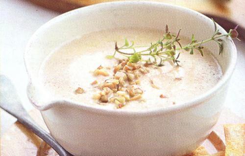 Грибной крем-суп с чесночными гренками