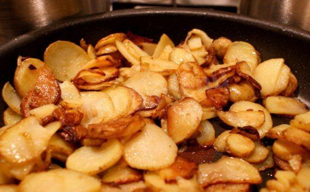 Ароматная картошка жареная на сале с лучком