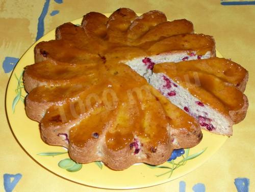 Пирог с брусникой и орехами