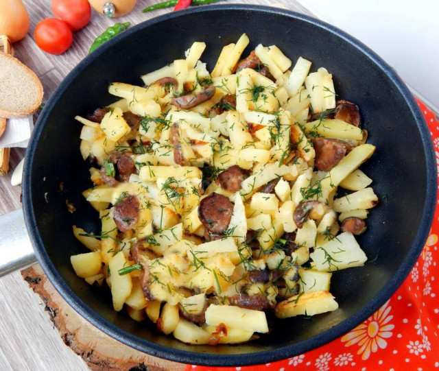 Жареный картофель со свежими опятами и луком