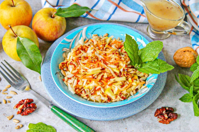 Салат с капустой и грецкими орехами с медовой заправкой Салат с капустой и грецкими орехами с медовой заправкой