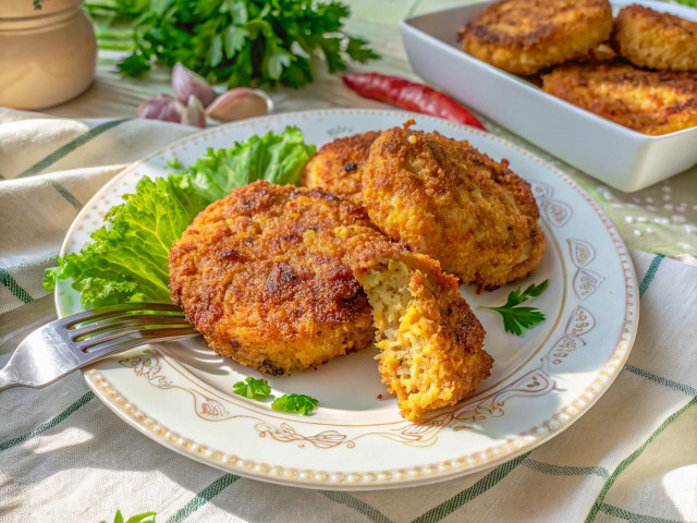 Рыбные котлеты с жареным луком и морковью Рыбные котлеты с жареным луком и морковью