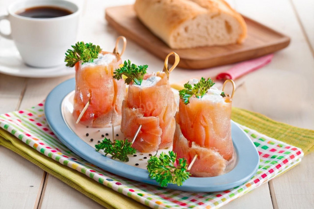 Закуска рулетики из семги с творожным сыром Закуска рулетики из семги с творожным сыром