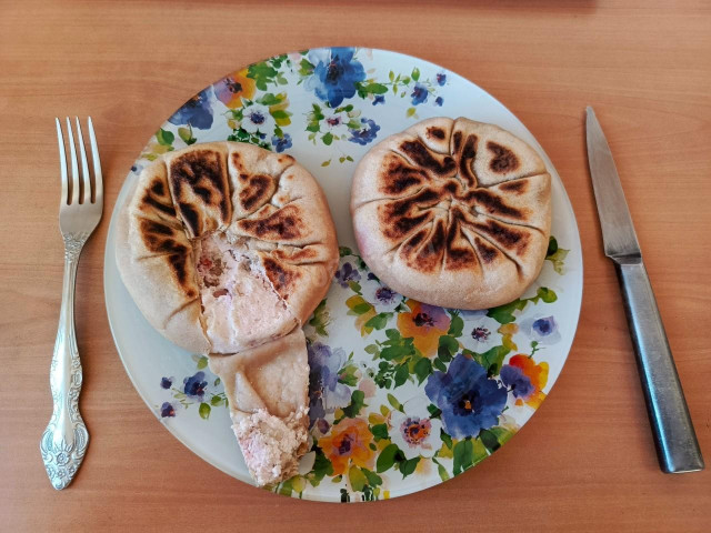 пресный пирожок с творогом, клубникой и грецким орехом пресный пирожок с творогом, клубникой и грецким орехом