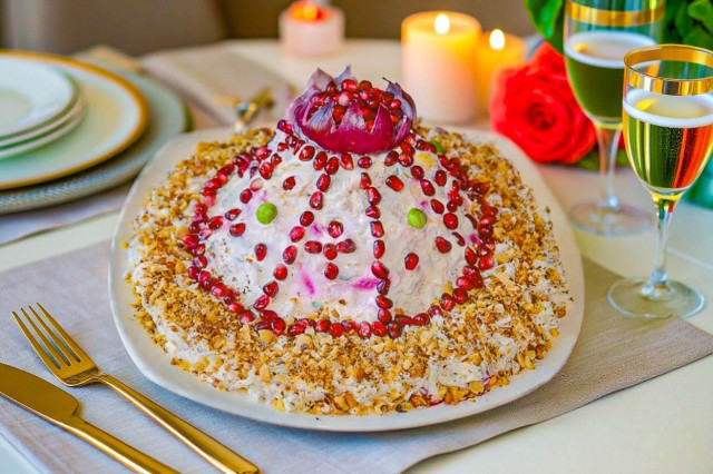 Шапка Мономаха салат классический с гранатом и курицей Шапка Мономаха салат классический с гранатом и курицей