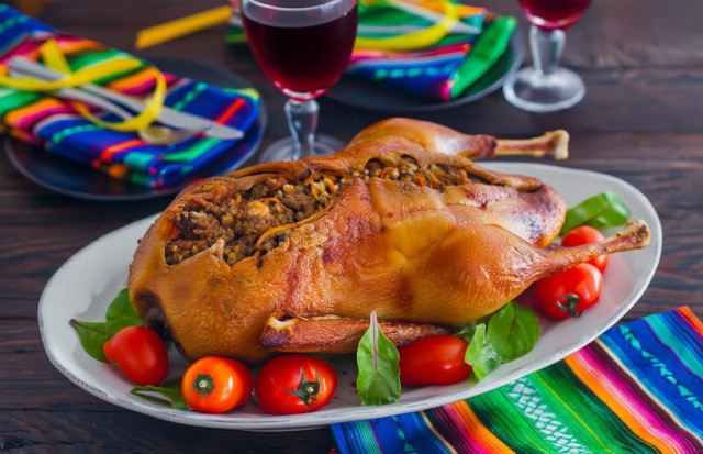 Гусь с гречкой запеченный целиком в духовке Гусь с гречкой запеченный целиком в духовке