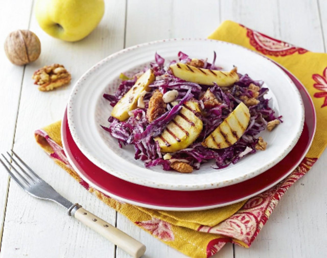Салат с краснокочанной капустой и грецкими орехами Салат с краснокочанной капустой и грецкими орехами