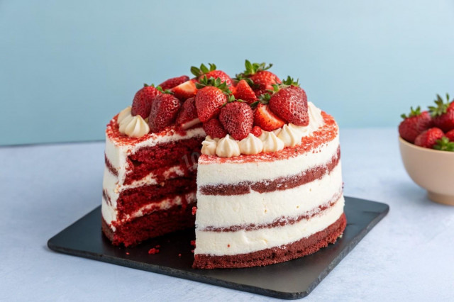 Торт Красный бархат с клубникой Торт Красный бархат с клубникой