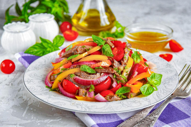 Теплый салат с говядиной болгарским перцем и овощами Теплый салат с говядиной болгарским перцем и овощами