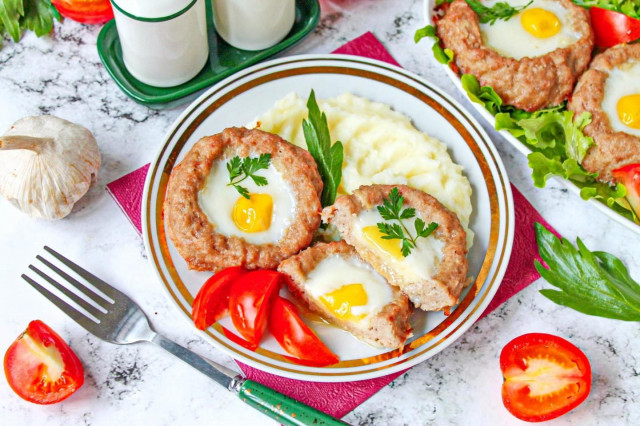 Мясные ватрушки из фарша с сырной начинкой Мясные ватрушки из фарша с сырной начинкой