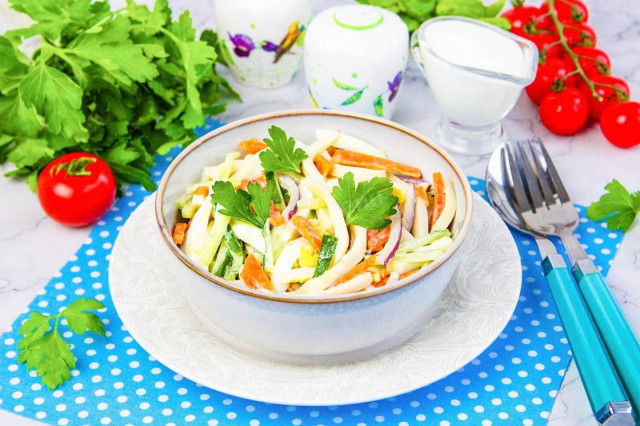 Салат с кальмарами и морковью с огурцом Салат с кальмарами и морковью с огурцом