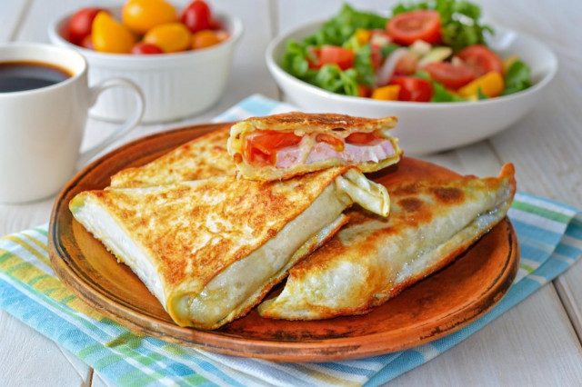 Треугольники из лаваша с начинкой сыром и колбасой Треугольники из лаваша с начинкой сыром и колбасой