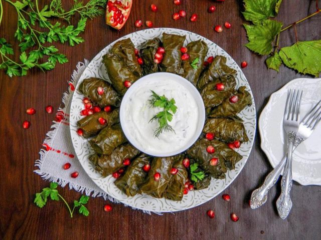 Классическая долма в виноградных листьях в кастрюле Классическая долма в виноградных листьях в кастрюле