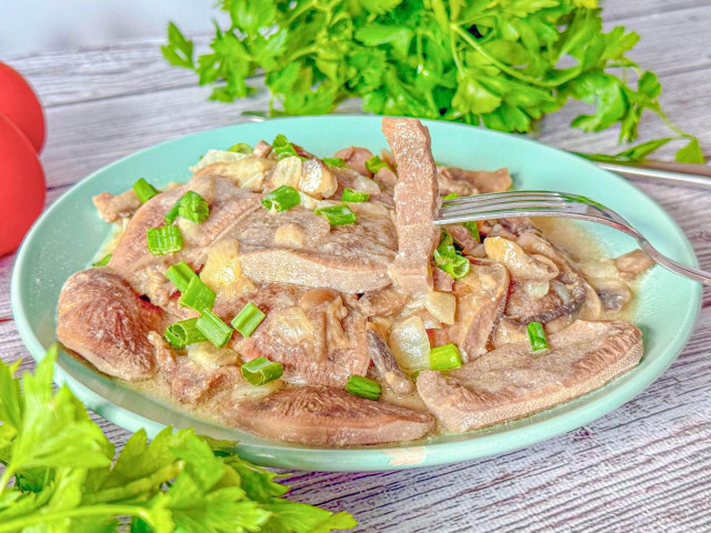 Говяжий язык в сливочном соусе с грибами Говяжий язык в сливочном соусе с грибами