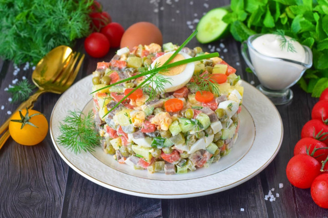 Салат Оливье с говяжьим языком Салат Оливье с говяжьим языком