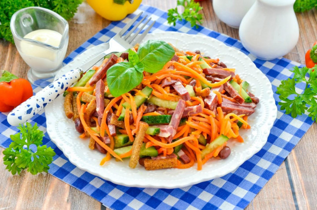 Салат с корейской морковью колбасой и фасолью