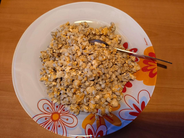 перловка с минтаем и яйцом перловка с минтаем и яйцом