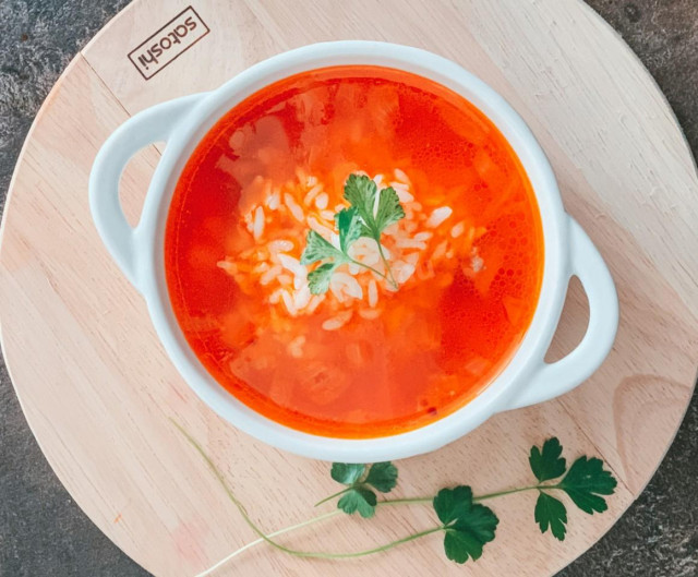 Острый томатный суп из говядины с кукурузой, фасолью, соусом