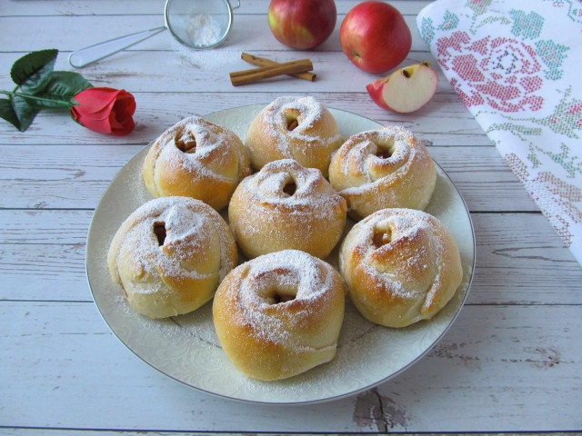 Дрожжевые булочки розочки с яблоками в духовке