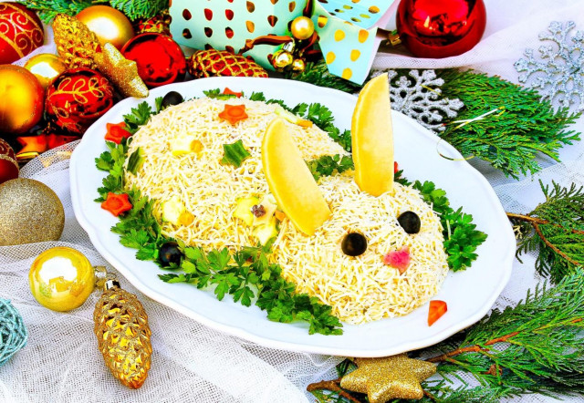 Салат Кролик с ветчиной кукурузой и рисом