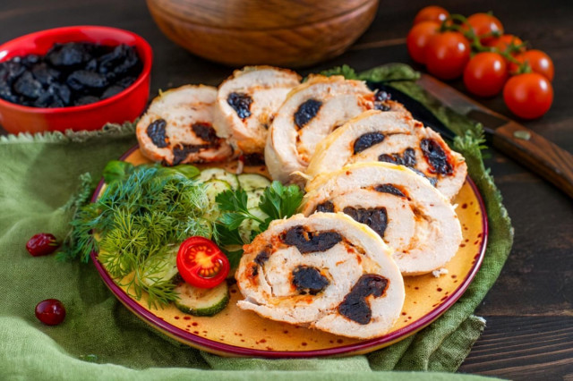 Куриный рулет с черносливом в духовке Куриный рулет с черносливом в духовке