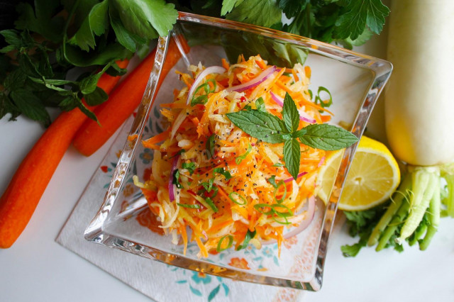 Простой ПП салат из дайкона с морковью и яблоком