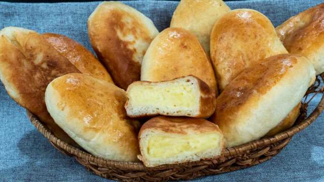 Пирожки с картофельной начинкой с луком на свежих дрожжах