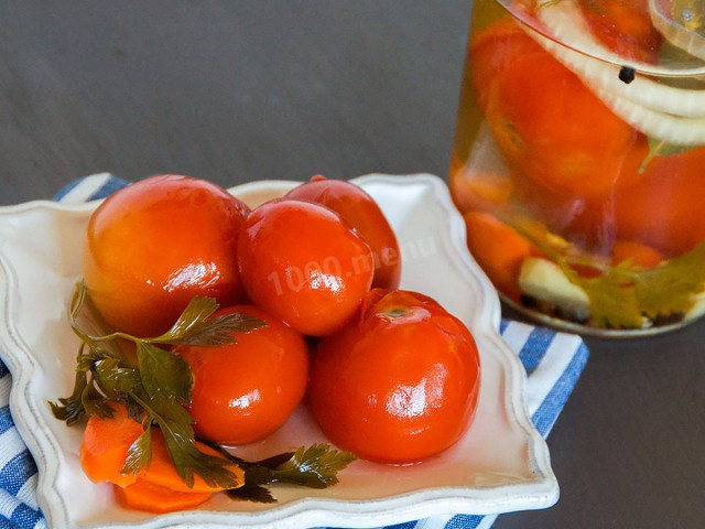 Малосольные целые помидоры с луком и петрушкой на зиму