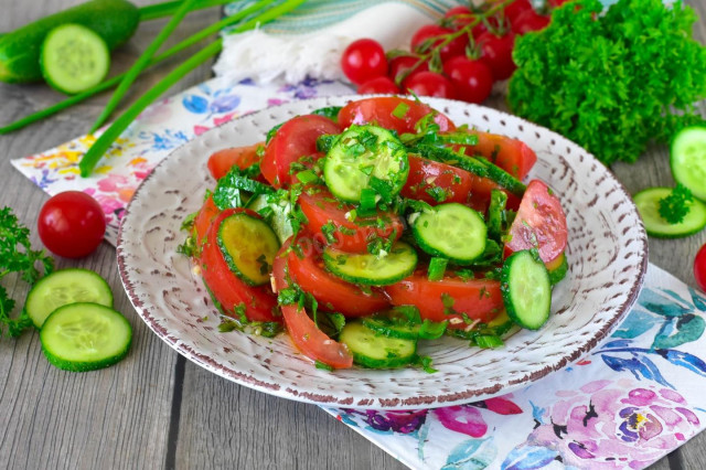 Салат из огурцов и помидоров с зеленью