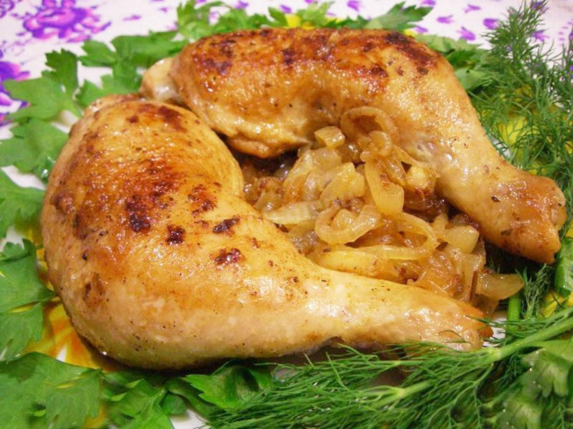 Куриные окорочка жареные с луком на сковороде