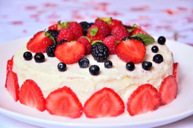 Блинный торт с творожным кремом и ягодами на сковороде